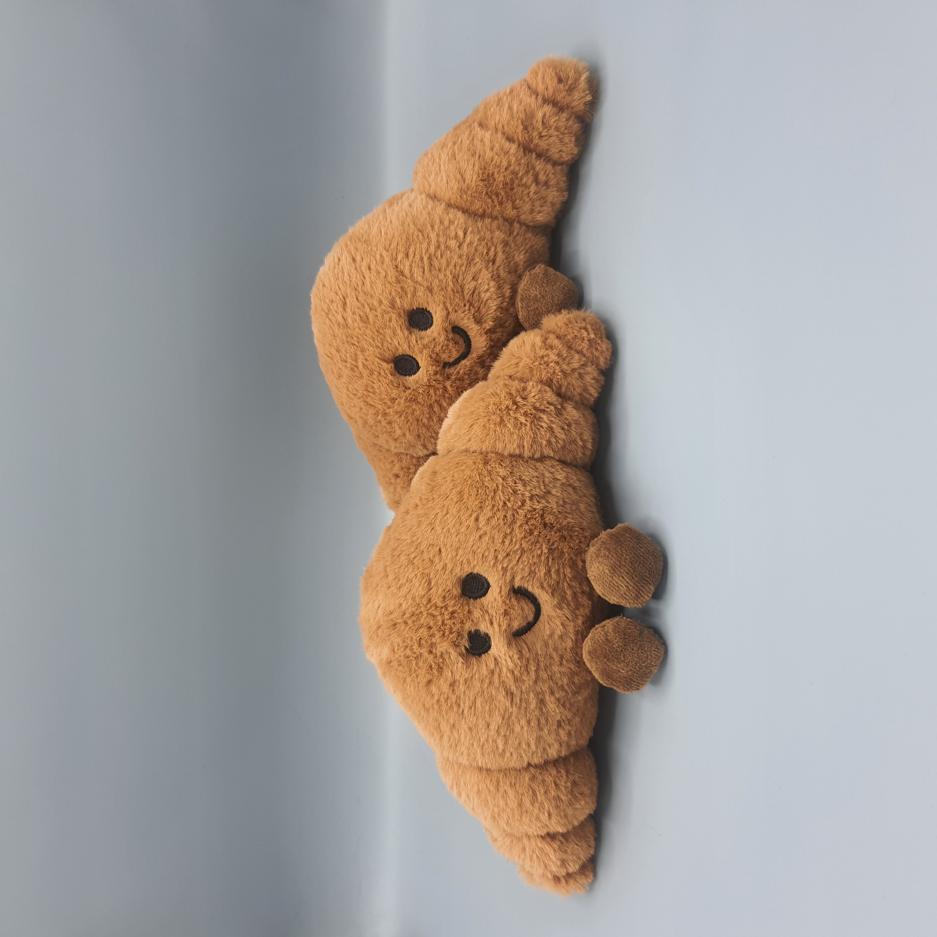 عروسک مدل کروسان سایز ۲۵ سانت طول